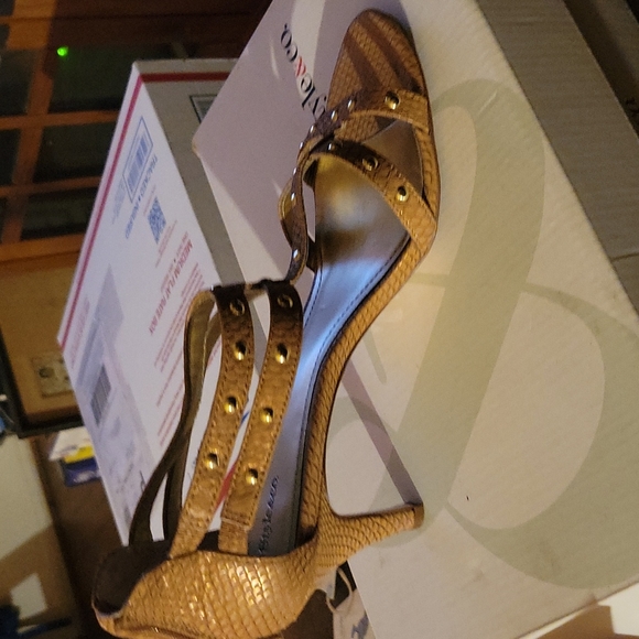 Strappy shoe/sandal. - Picture 1 of 3